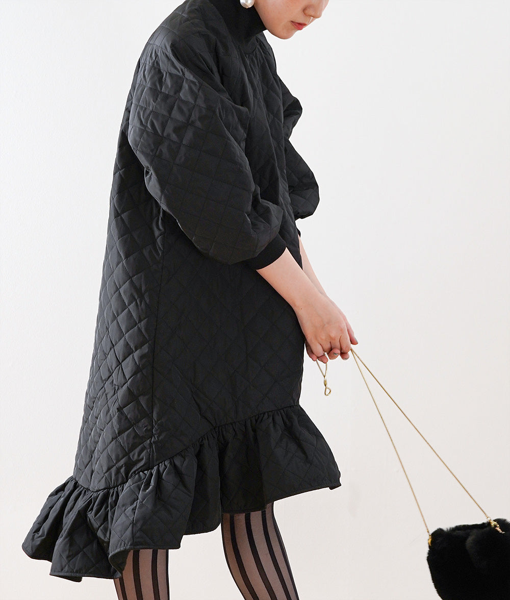 Frill quilted dress that charms you in black
