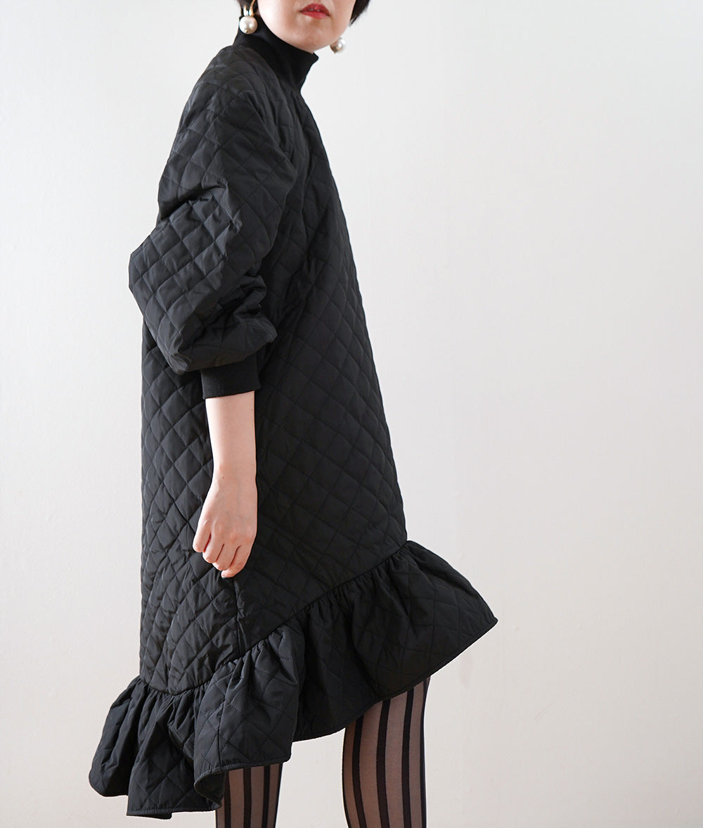 Frill quilted dress that charms you in black