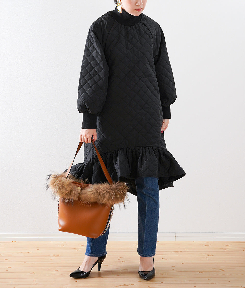 Frill quilted dress that charms you in black