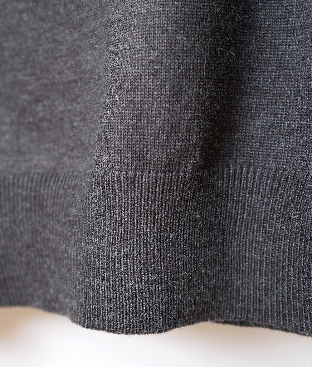 Jacquard knit of the tiger that a back figure shines in