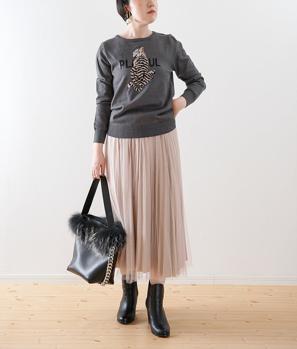 Jacquard knit of the tiger that a back figure shines in