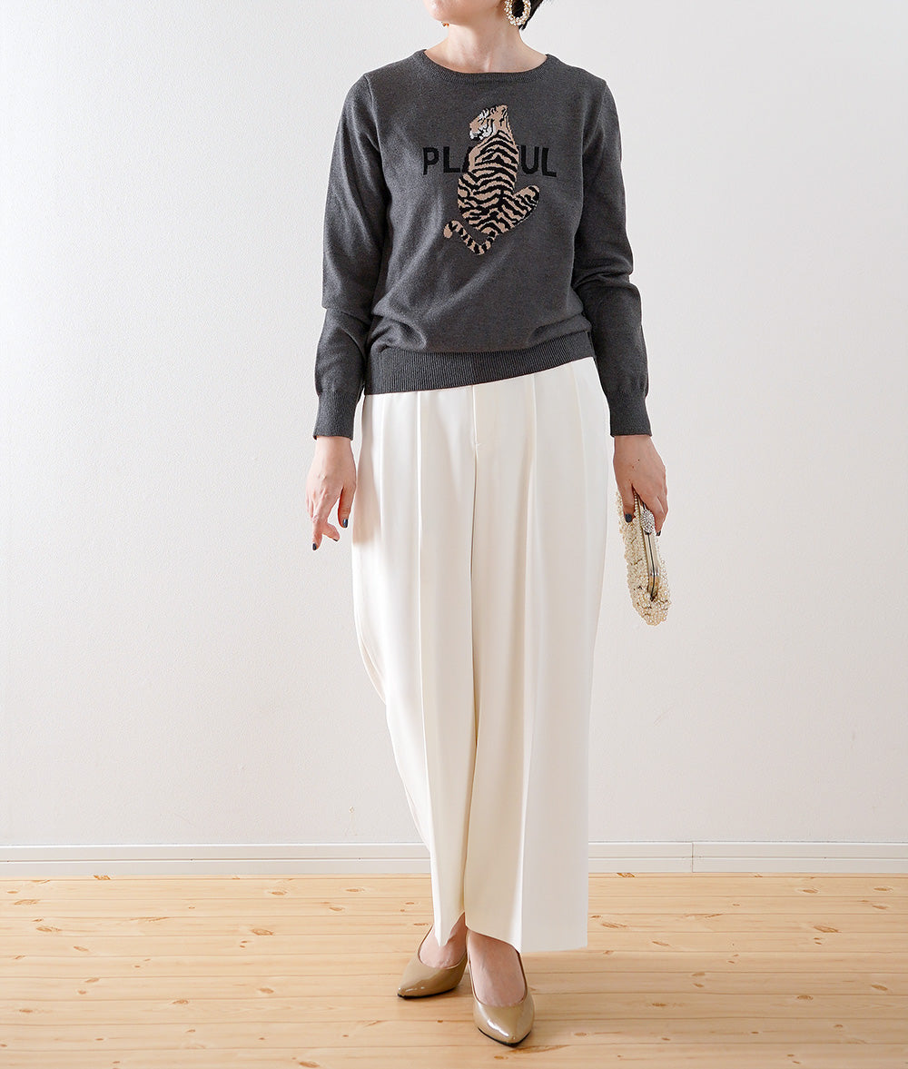 Jacquard knit of the tiger that a back figure shines in