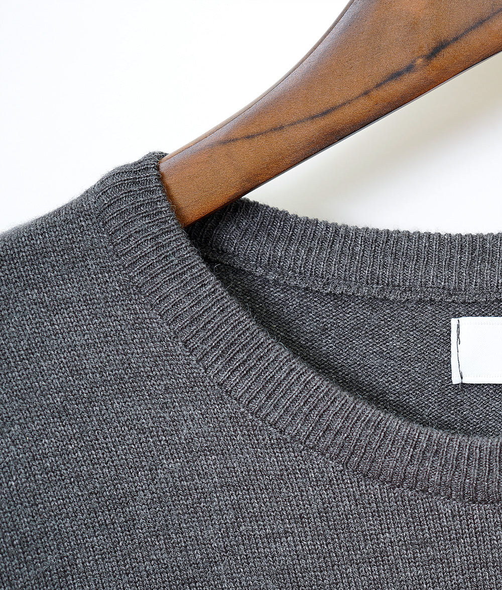 Jacquard knit of the tiger that a back figure shines in