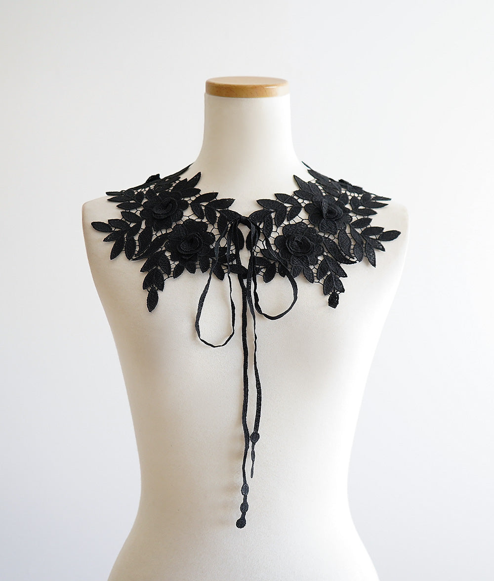 Collar with classical flower lace