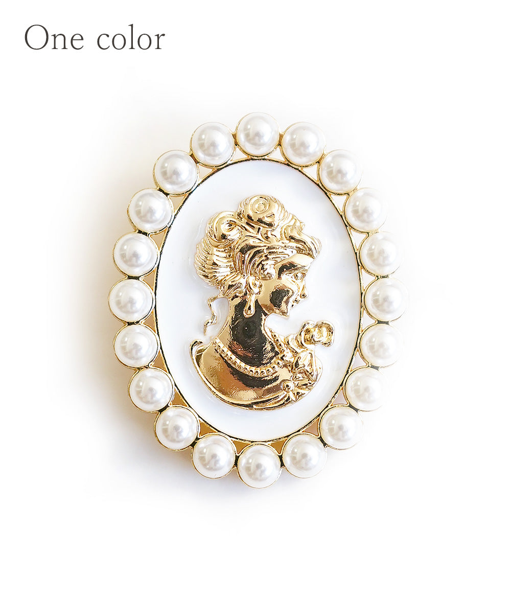 Cameo style pearl brooch