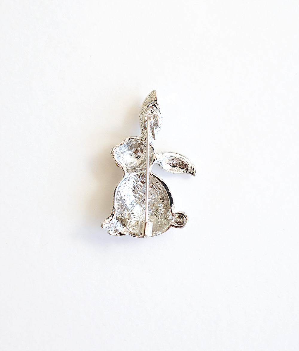 Rabbit brooch modeled with stone