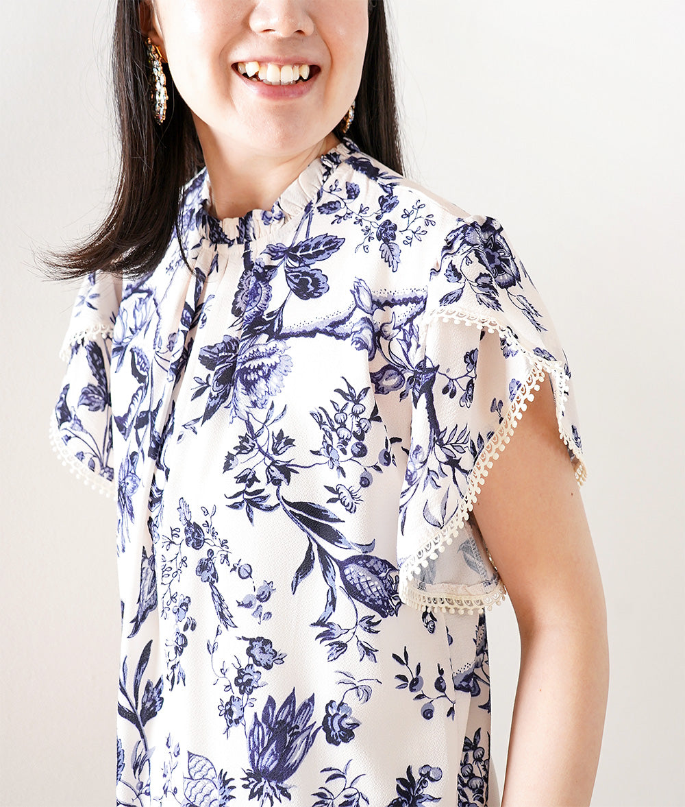 Frilled blouse with porcelain pattern