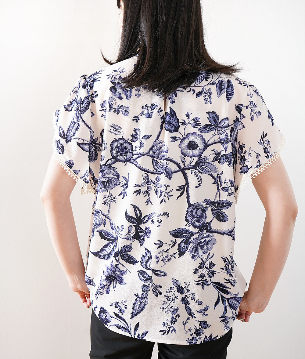 Frilled blouse with porcelain pattern