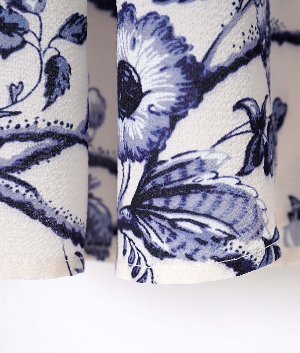 Frilled blouse with porcelain pattern