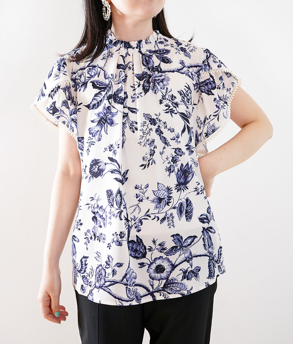 Frilled blouse with porcelain pattern