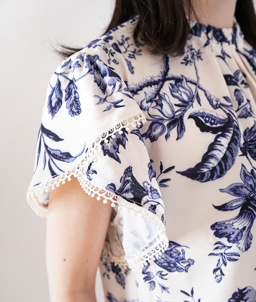 Frilled blouse with porcelain pattern