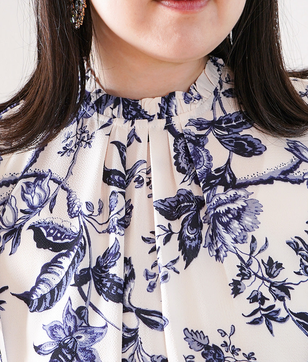 Frilled blouse with porcelain pattern