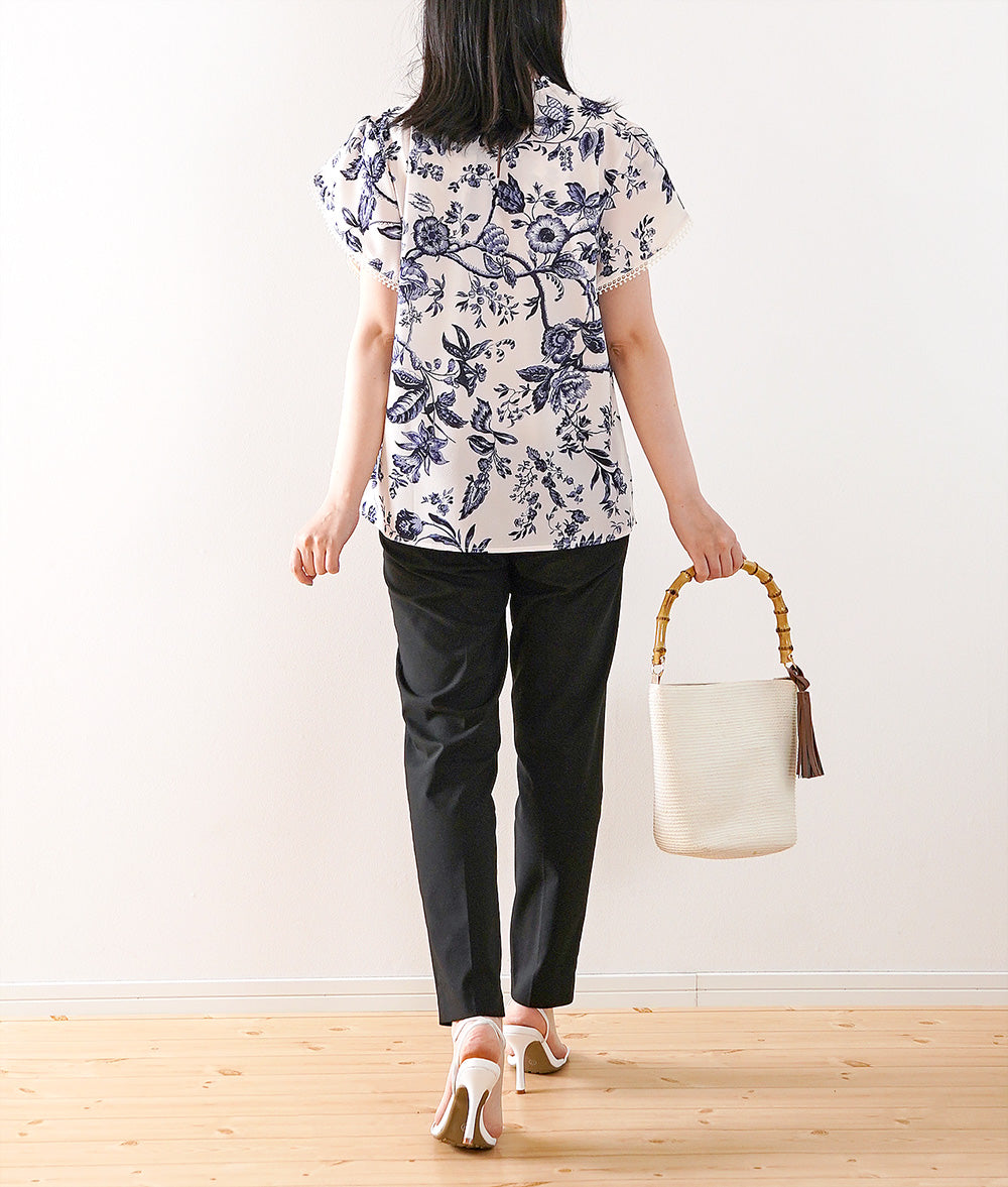 Frilled blouse with porcelain pattern