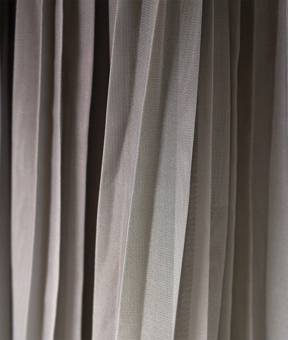 Elegant and delicate pleated gradation dress