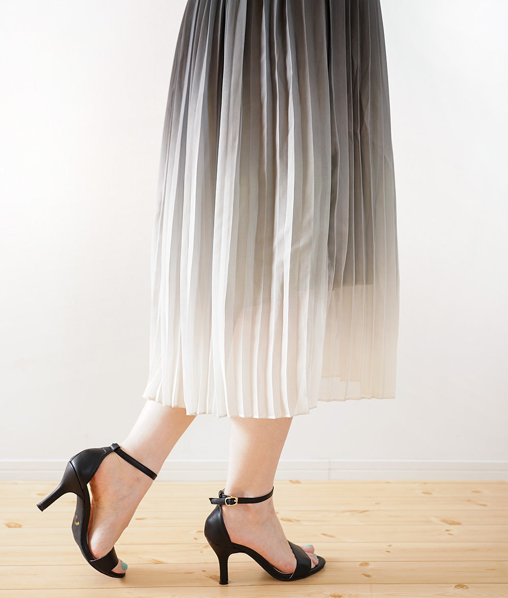 Elegant and delicate pleated gradation dress