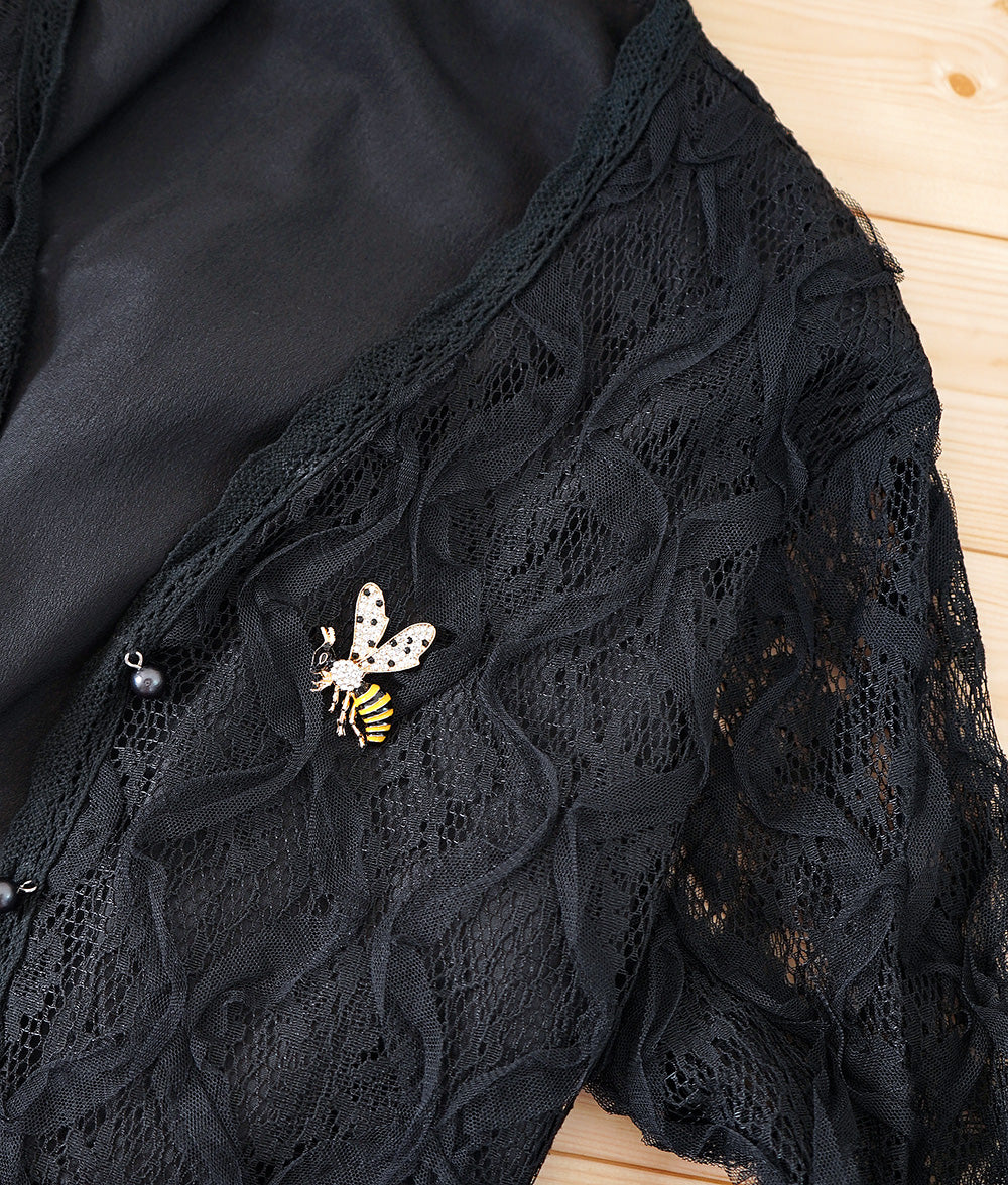 Eye-catching twinkling bee brooch