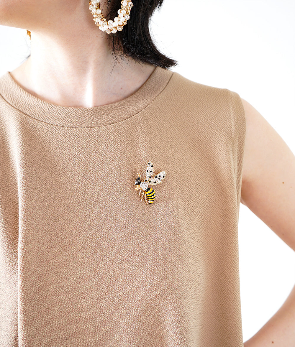Eye-catching twinkling bee brooch