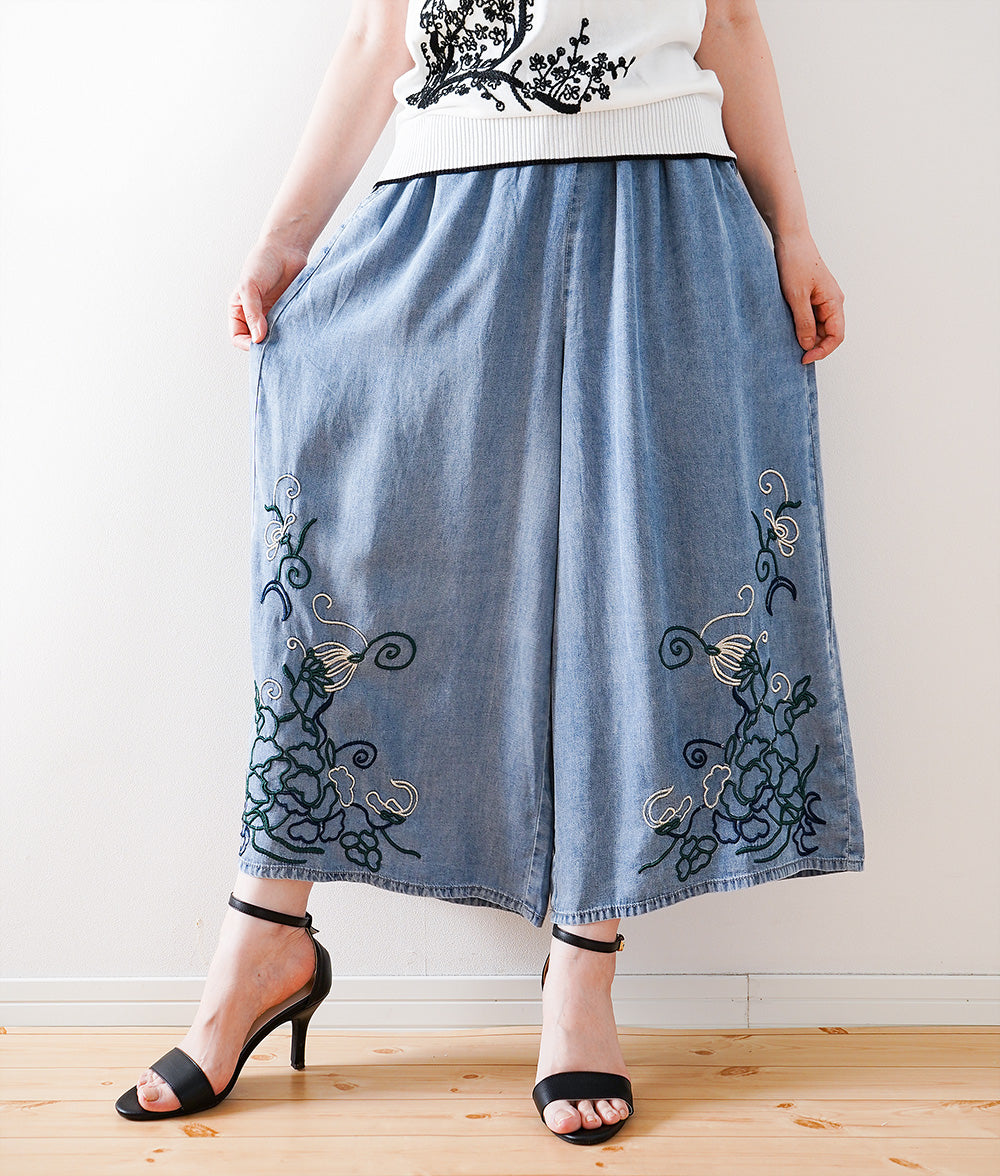 Cropped wide pants with floral embroidery