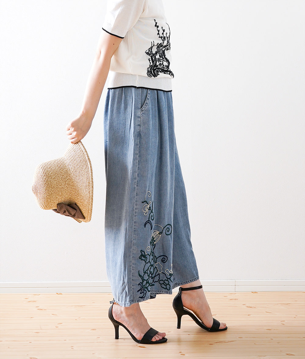 Cropped wide pants with floral embroidery
