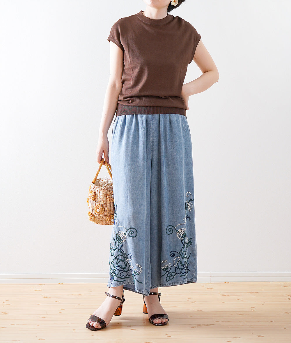 Cropped wide pants with floral embroidery