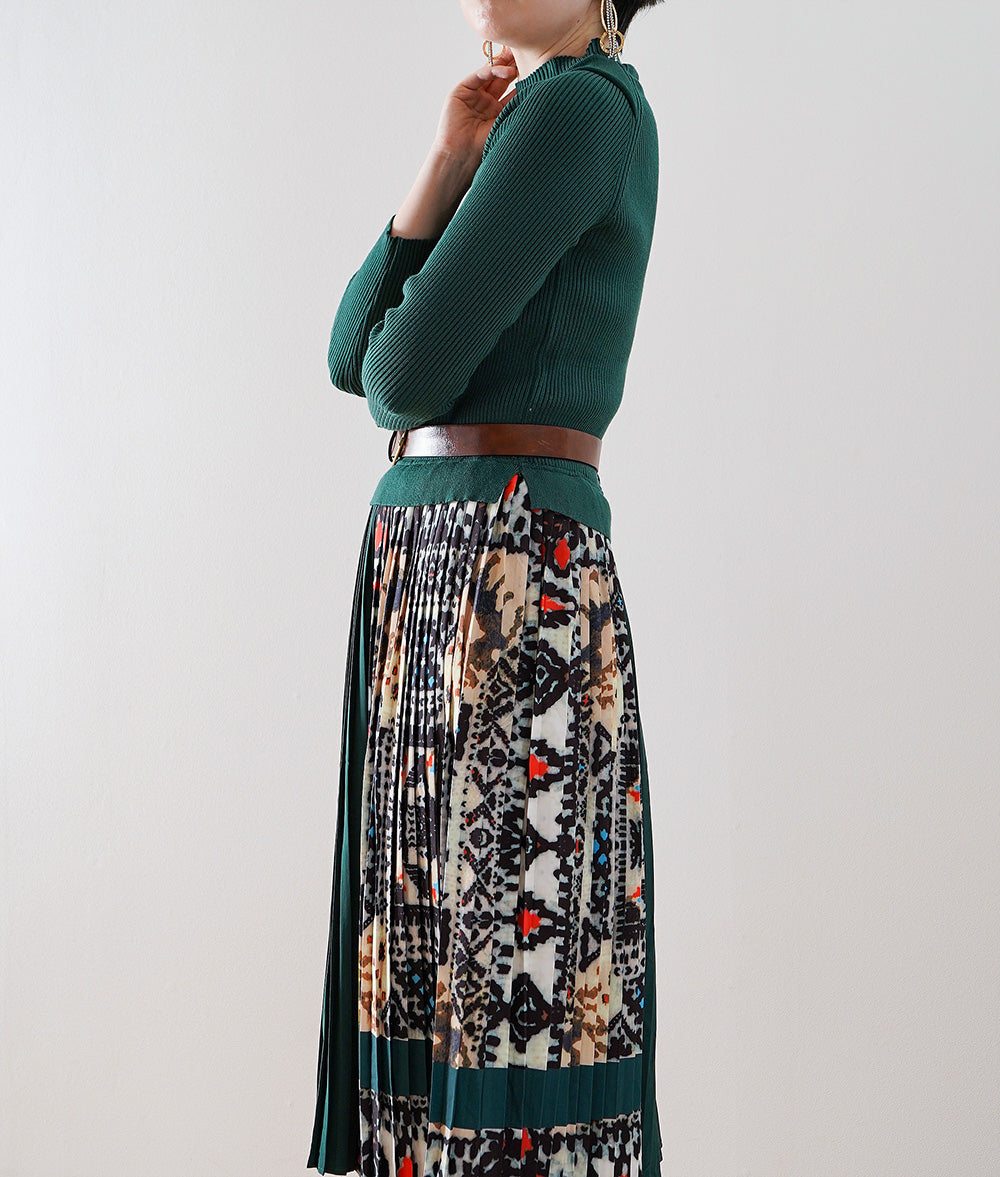 Knit dress with retro and gorgeous arrangement