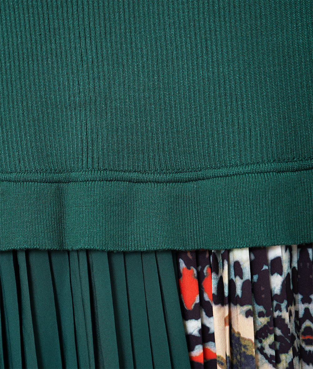 Knit dress with retro and gorgeous arrangement