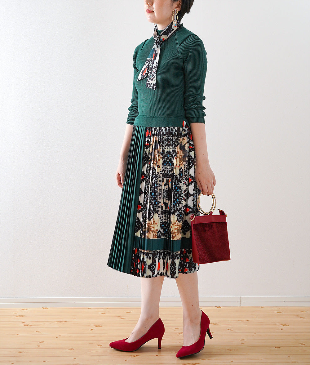 Knit dress with retro and gorgeous arrangement