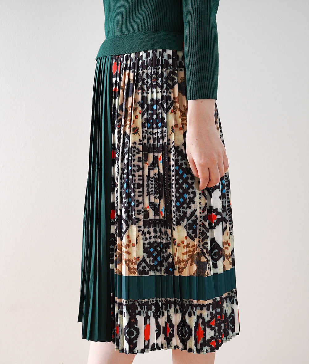 Knit dress with retro and gorgeous arrangement
