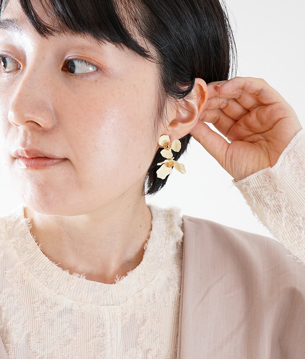 White anemone ear clip