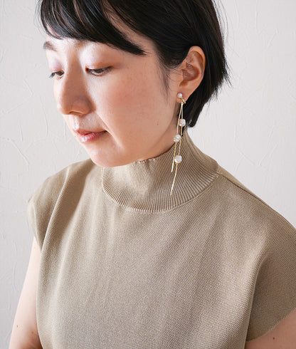 Dangling pearl earrings