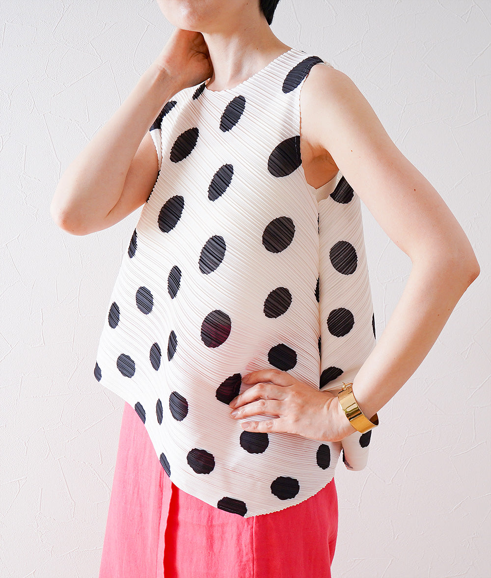Large polka dot pleated top
