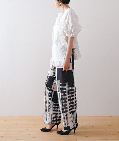 Blouse with a row of flowers