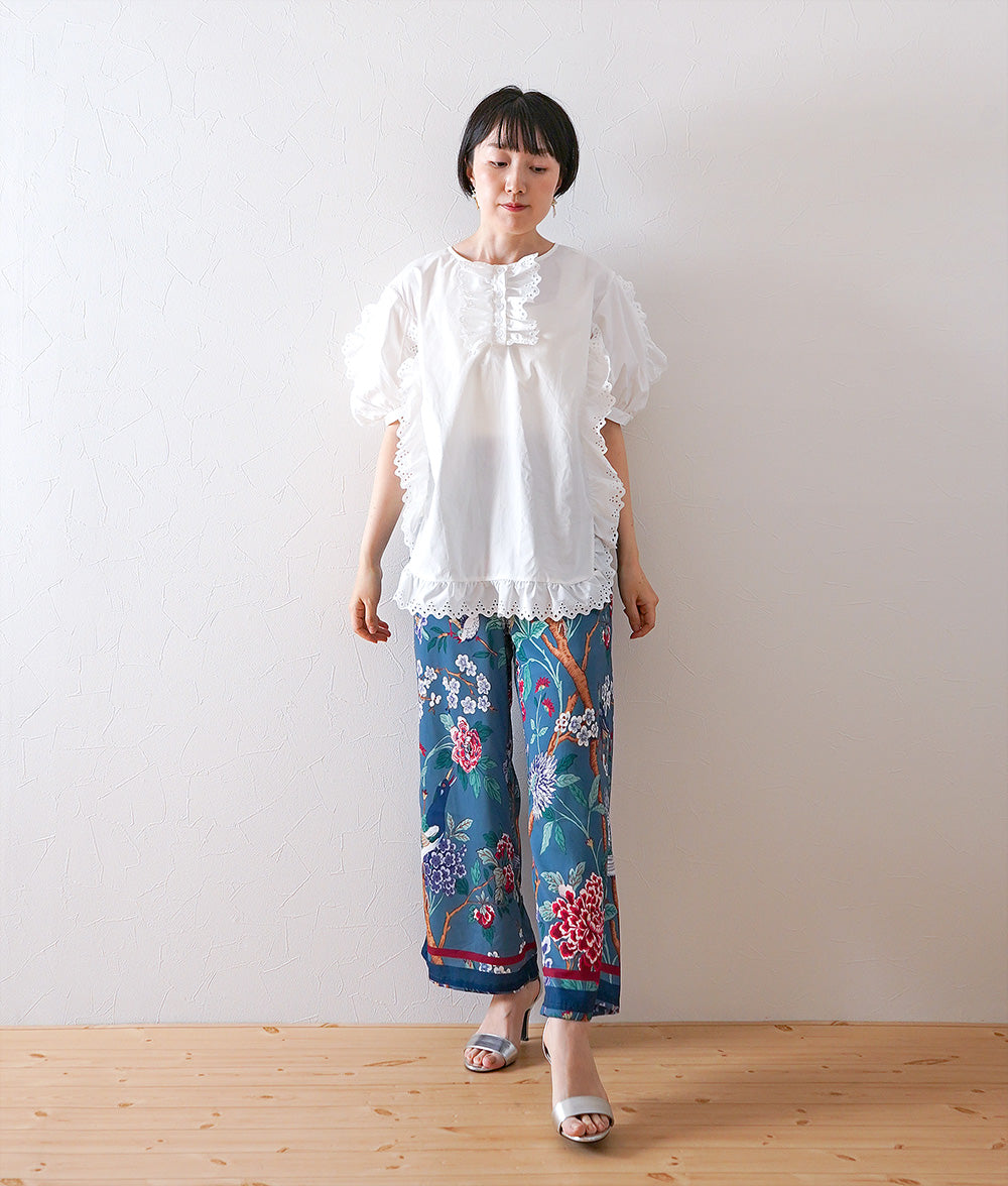 Blouse with a row of flowers
