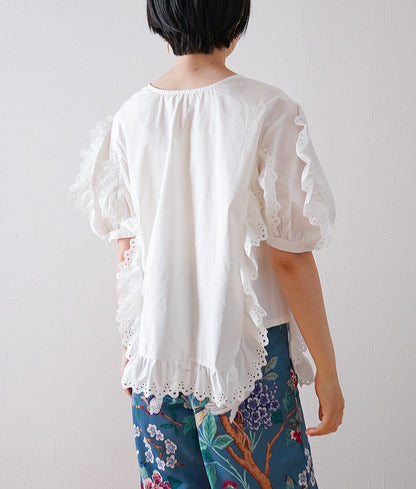 Blouse with a row of flowers