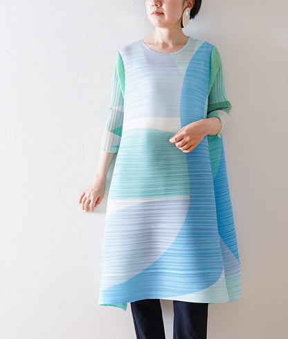 Flowing pattern pleated dress
