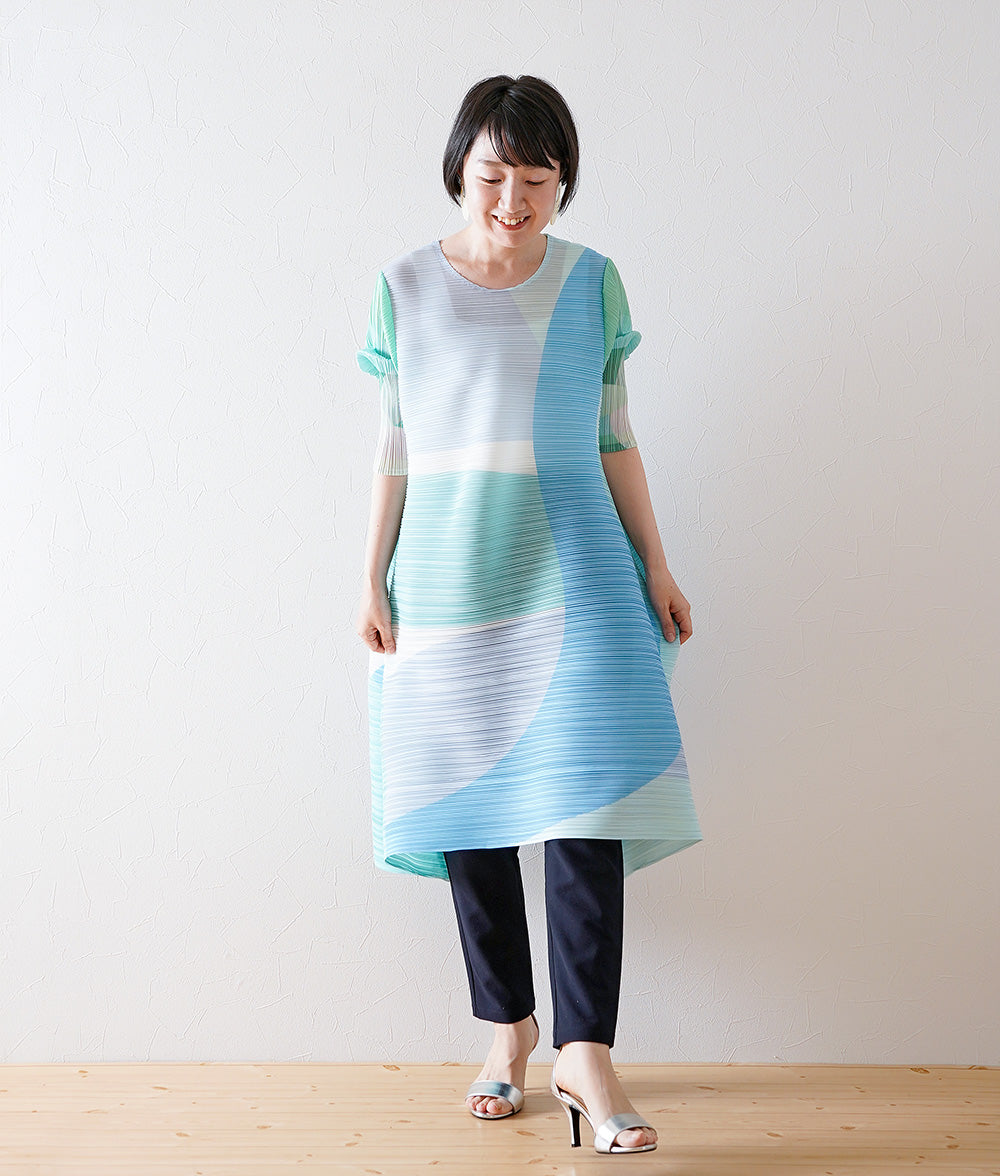 Flowing pattern pleated dress