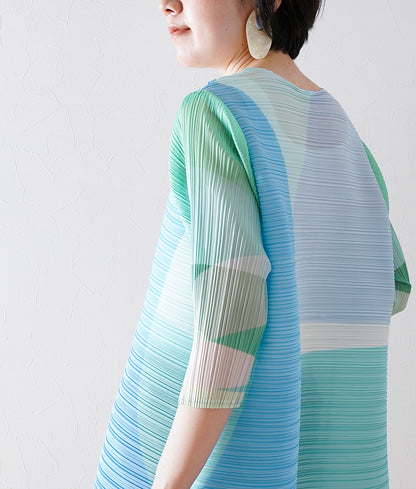 Flowing pattern pleated dress
