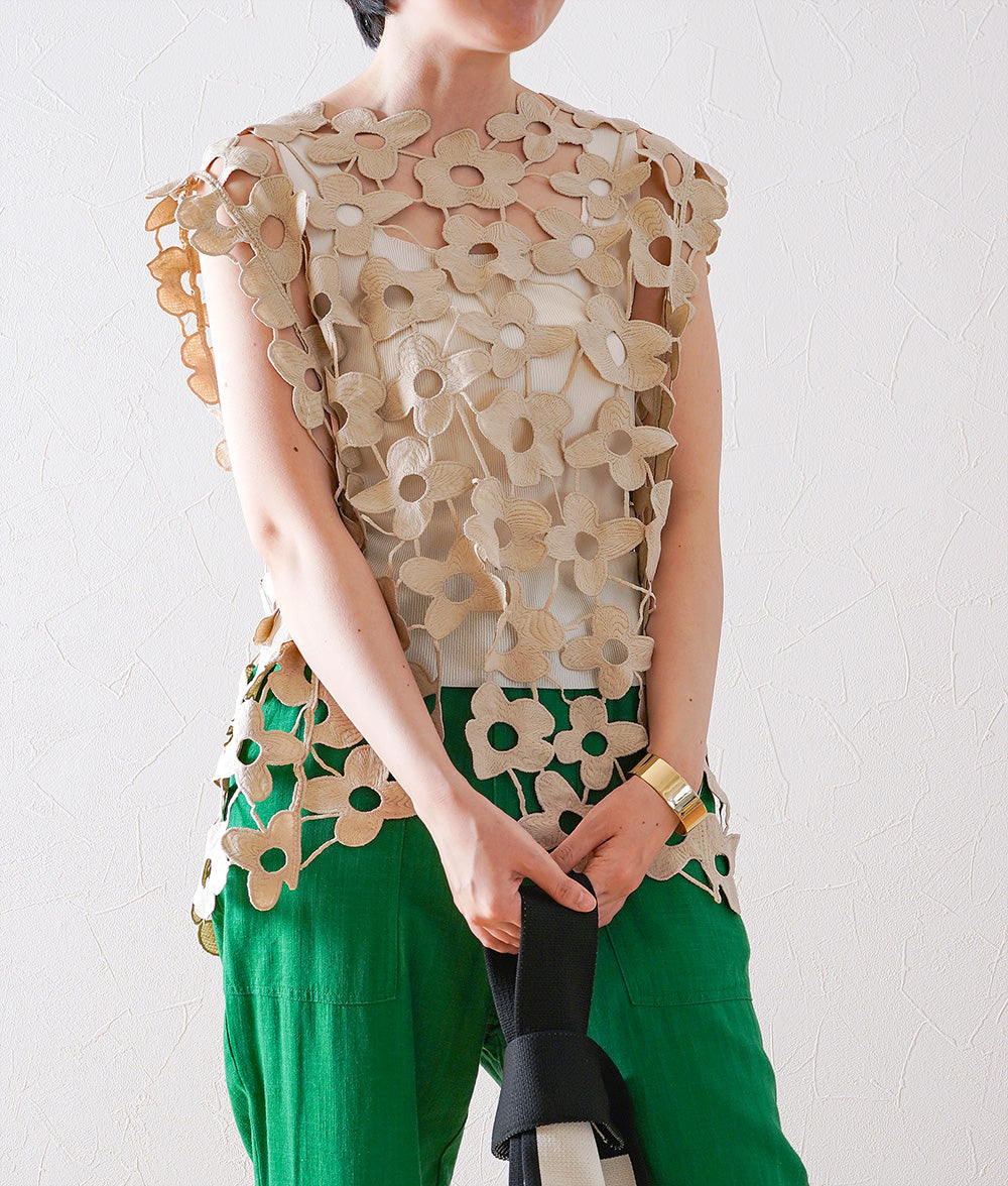 Race vest with a row of flowers