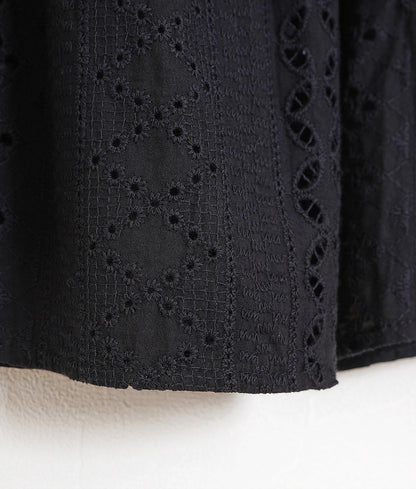 Sleeveless shirt with cutwork lace