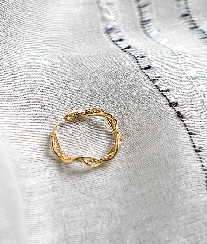 Twist design gold ring