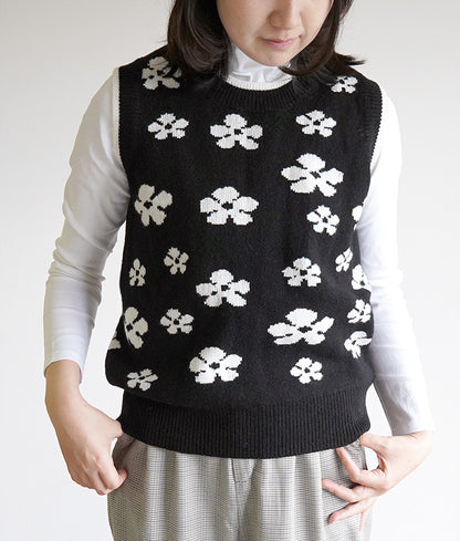 White flower knit vest