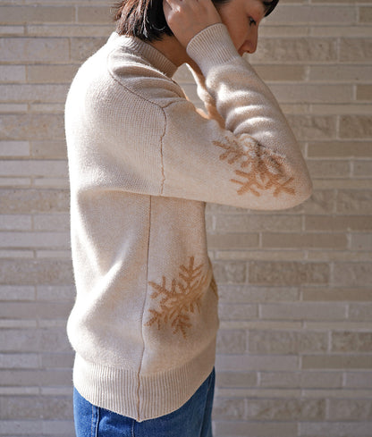Fluffy reindeer and snowflake knit