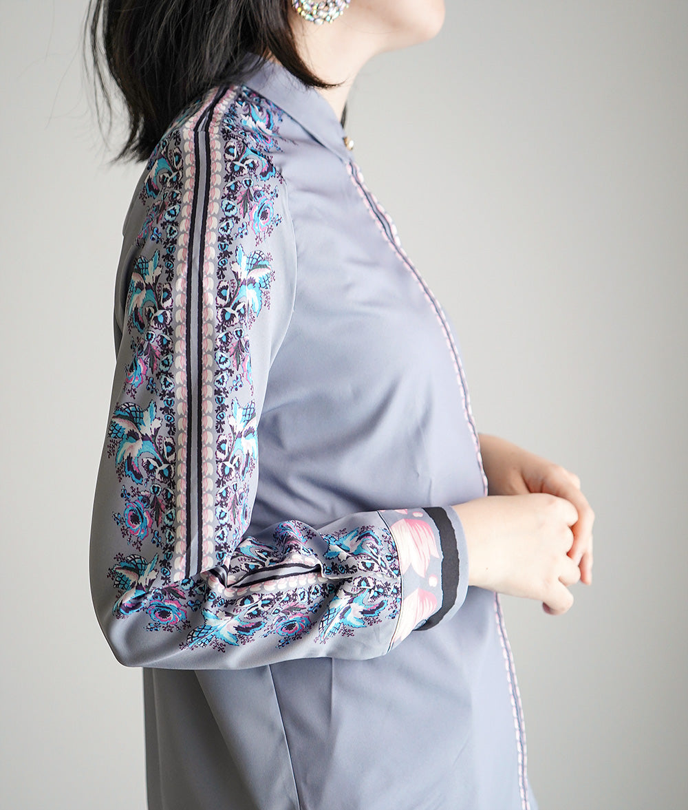 Flower line blouse with a pale flower scent