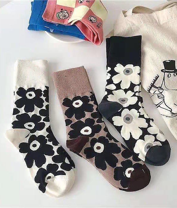 Playful art flower middle length socks