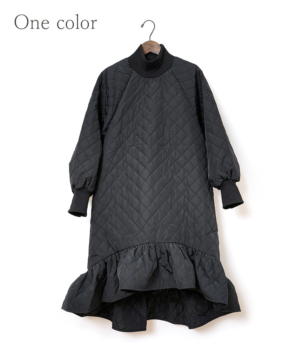 Frill quilted dress that charms you in black