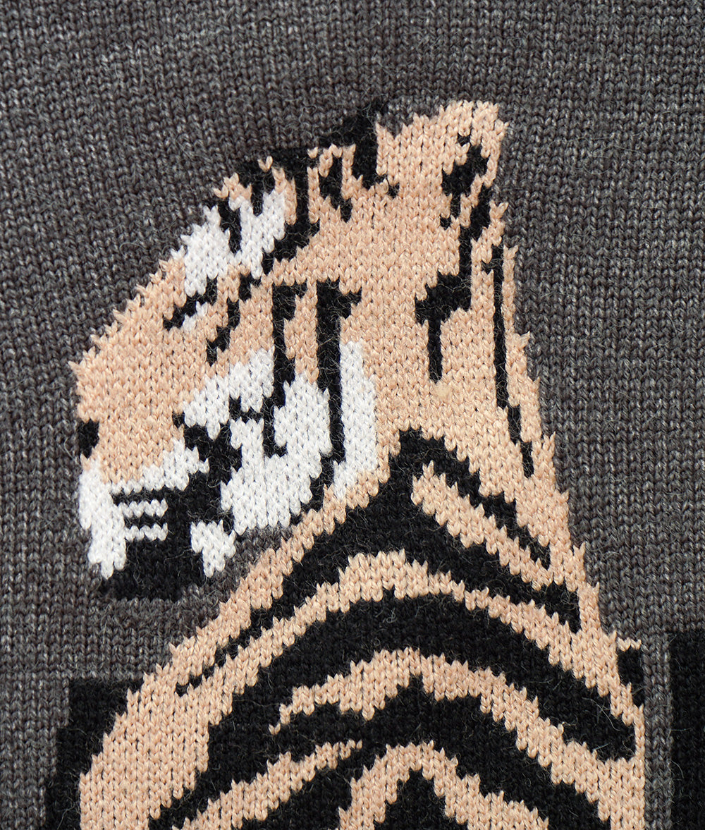 Jacquard knit of the tiger that a back figure shines in