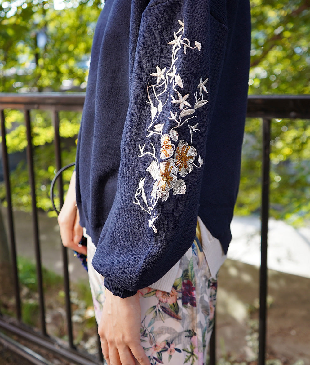 Glittering white flower embroidered knit