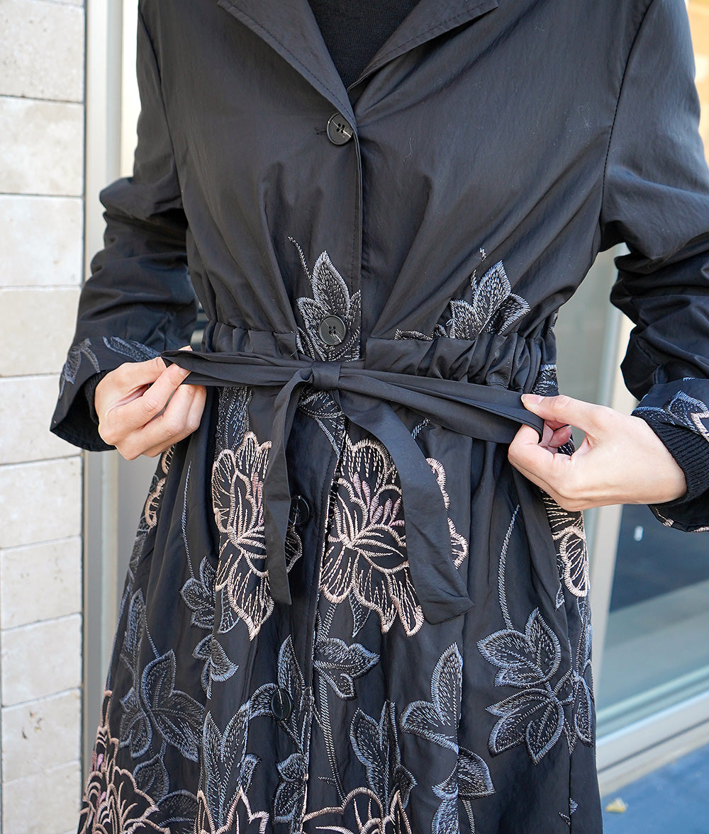 Layered collar and flower embroidery outerwear