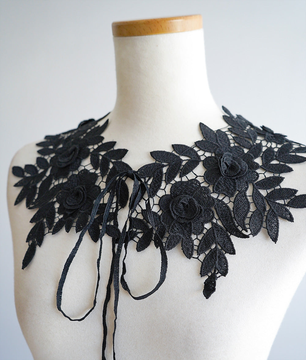 Collar with classical flower lace