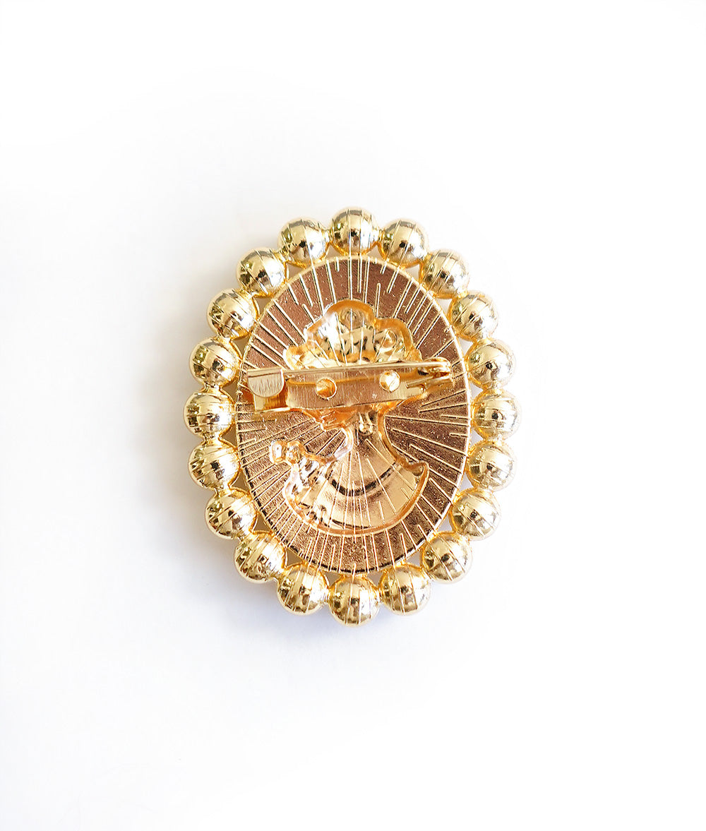 Cameo style pearl brooch